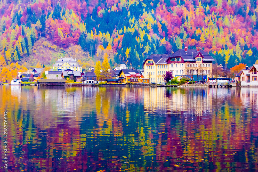 Ebankment of Hallstatt lake reflections at autumn, Unesco, Hallstatt in Austria - obrazy, fototapety, plakaty 