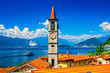 Laveno am Lago Maggiore mit Kirchturm, Lombardei, Italien 