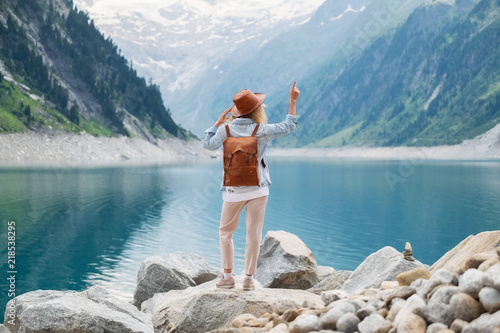 Fotografia Traveler look at the mountain lake