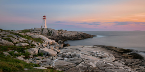 Fototapete - Peggy's Point Lighthouse at sunset at Peggy's Cove in Nova Scotia