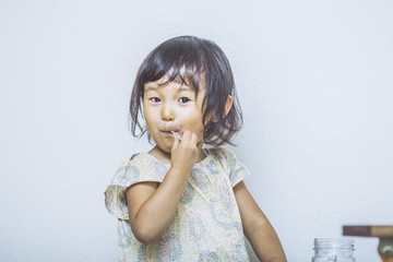 Canvas Print - 部屋で遊んでいる子ども