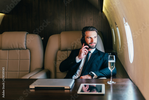Fotomural Businessman flying on his private jet