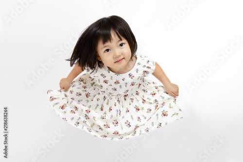スカートを広げ上を見る幼い女の子の俯瞰 Stock Photo Adobe Stock スカートを広げ上を見る幼い女の子の俯瞰 Stock Photo Adobe Stock