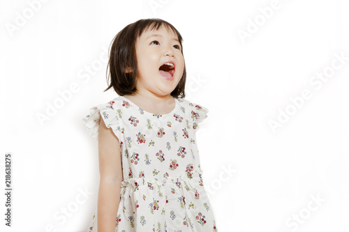 大きな口を開け唄う幼い女の子イメージ Stock 写真 Adobe Stock