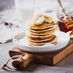 Wall Mural - Pancakes mit Ahornsirup und Bananen