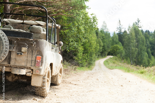 Fotografía Off road 4x4 adventure, jeep on mountain dirt road