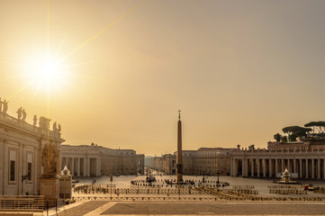 Fototapete - Sunrise on St Peter's square in Vatican, Rome Italy
