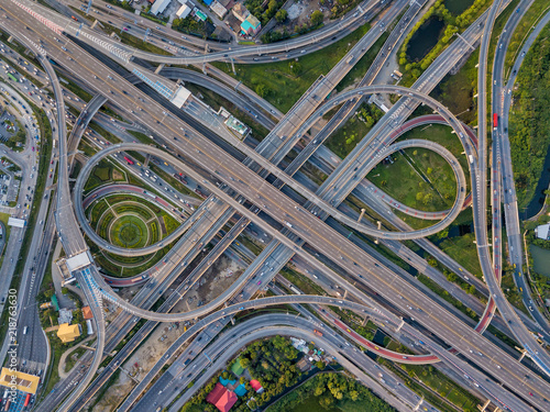 widok-z-gory-na-skrzyzowania-autostrad-przecinajaca-sie-autostrada-wiadukt-wschodnia-zewnetrzna-obwodnica-bangkoku-w-tajlandii