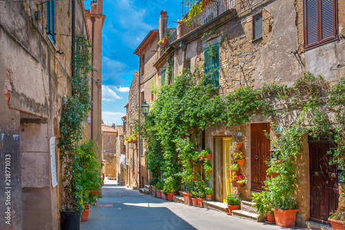 Dekoracja na wymiar  piekna-ulica-kwiatowa-w-sredniowiecznej-wiosce-w-toskanii-pitigliano-wlochy