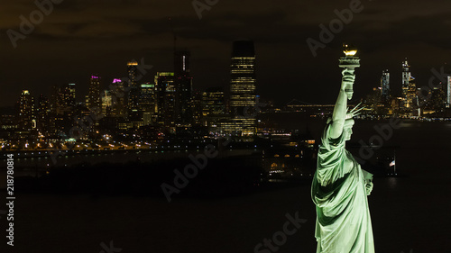 Obraz na płótnie Statua LIberty nocna antena z tłem widok na miasto