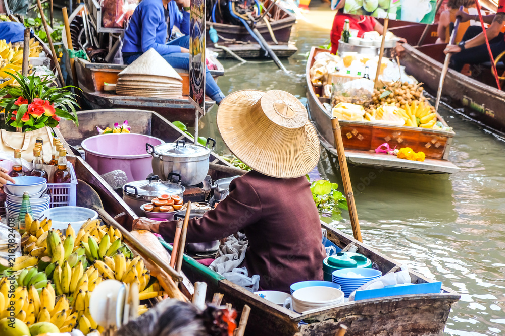 Food and drink sell at Damnoen Saduak floating market in Ratchaburi near Bangkok - obrazy, fototapety, plakaty 