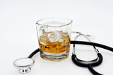 Alkohol im Glas mit stethoskop