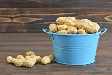 Wall Mural - Bowl of dry roasted peanuts in shell