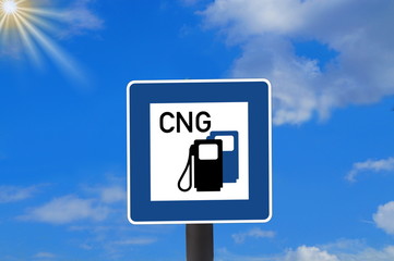 Ein Verkehrsschild und Hinweis auf eine Tankstelle mit CNG Erdgas