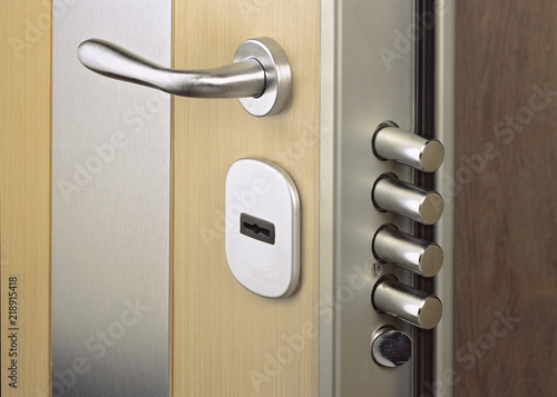Fotografía Close-up look at home door high security lock