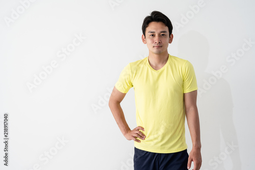 エクササイズ フィットネス 腰に手を置く男 Stock Photo Adobe Stock