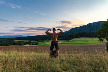 Bodybuilder in der Natur
