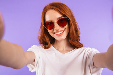 Wall Mural - Portrait of a pretty young girl in sunglasses