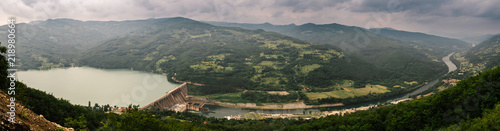 Plakat Perucac sztuczne jezioro, tama i rzeka Drina w Serbii