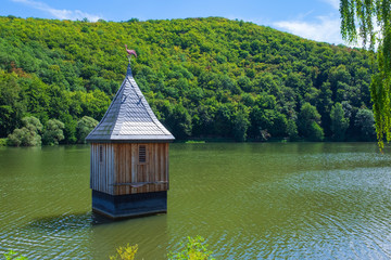 Der Kirchturm von Nieder-Werbe im Vorstaubecken des Edersees