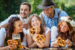 © karepa - Freunde in Bayern Feiern Oktoberfest an der Isar