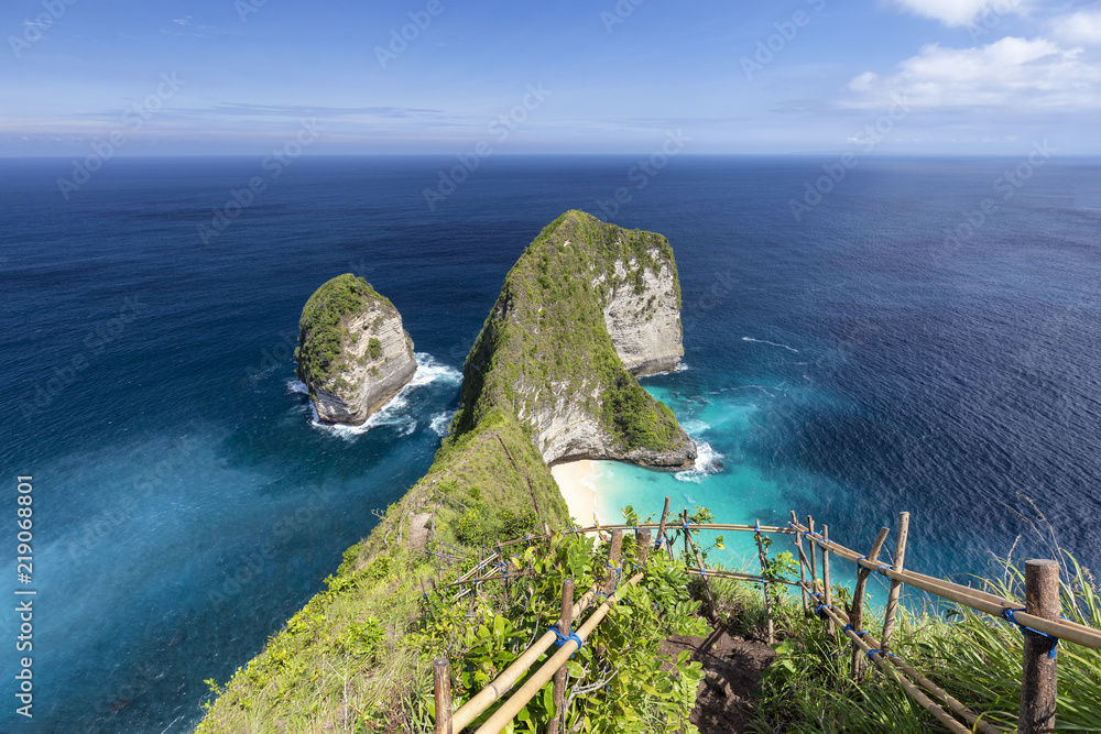 Stairs leading down to secluded Kelingking Beach on Nusa Penida, Indonesia. - obrazy, fototapety, plakaty 