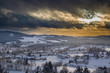 Sonnenuntergang über der verschneiten Winterlandschaft bei Neuschönau, Bayern, Deutschland.