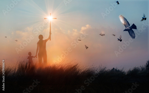 Cuadros en Lienzo Silhouette Christianity of mother and son prayers raising cross while praying o