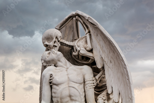 Fotografía The Kiss of Death statue in Poblenou Cemetery in Barcelona