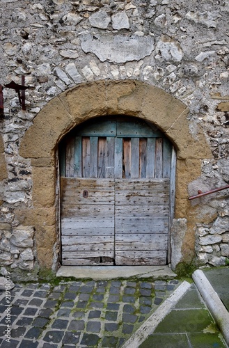Dekoracja na wymiar  stare-drzwi-w-kamiennej-scianie