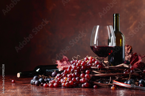 Dekoracja na wymiar  czerwone-wino-i-swieze-winogrona-z-wyschnietymi-liscmi-winorosli