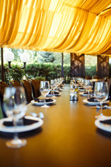 Wall Mural - Sparkling glassware stands on long table prepared for wedding dinner