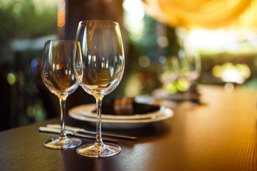 Wall Mural - Sparkling glassware stands on long table prepared for wedding dinner