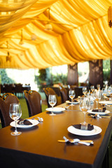 Wall Mural - Sparkling glassware stands on long table prepared for wedding dinner