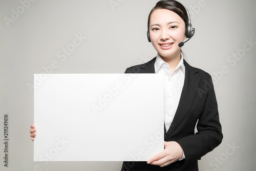 サインボードを持つ女性 Adobe Stock でこのストック画像を購入して 類似の画像をさらに検索 Adobe Stock