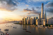 Die moderne Metropole Shanghai mit den zahlreichen Wolkenkratzern am Huangpu Fluss in China