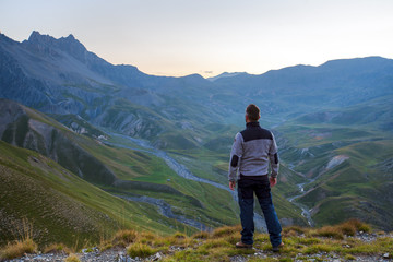 Wall Mural - un homme contemple le paysage d'été du mercantour