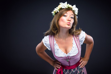 Poster - Hübsche Frau im bayerischen Dirndl 