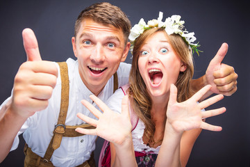 Poster - Oktoberfest, Frau und mann in Bayerischer Tracht mit Bier Krügen 