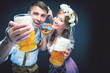 © karepa - Oktoberfest, Frau und mann in Bayerischer Tracht mit Bier Krügen