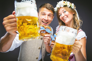 Wall Mural - Oktoberfest, Frau und mann in Bayerischer Tracht