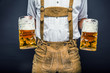 Mann in Lederhosen mit Oktoberfest-Bier