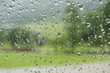 Regentropfen auf einer Auto Windschutzscheibe