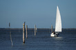 Segelyacht verlässt den Yachthafen an der Nordseeküste Richtung Langeoog - Stockfoto