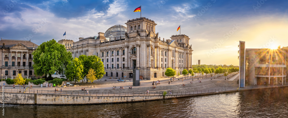 berlin government district with Spree river - obrazy, fototapety, plakaty 