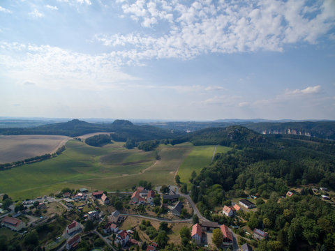 sächsische schweiz elbsandsteingebirge dresden pirna luftbild drohne ländliche struktur dorf dorfleb