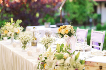 Beautiful fresh flowers table decoration in a restaurant for a special event