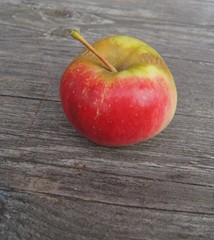 Wall Mural - roter Apfel,  apple,apfel, obst, rot, essen, gesund, isoliert, frisch, weiß, reif, diät, saftig, süss, köstlich, frische, bio, natur, auflösungszeichen, gegenstand, brotzeit, vegetarier, gesundheit