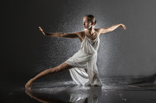 Mujer Joven Haciendo Danza Contemporánea Con Ducha En Estudio