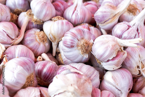 Cuadros en Lienzo Background of pink garlic bulbs.